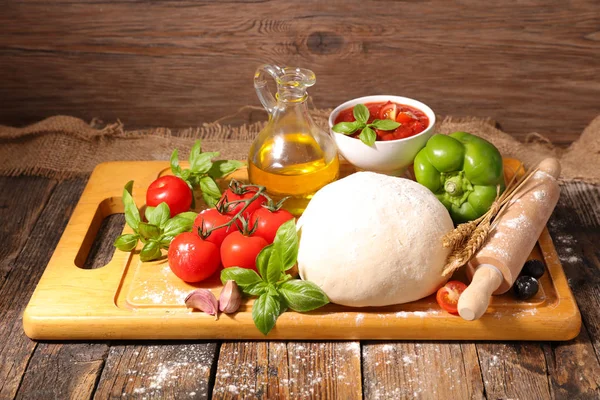 Pizza Masa Cruda Con Ingrediente Mesa Madera —  Fotos de Stock