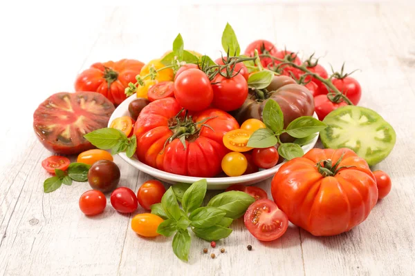 Pomodori Freschi Con Basilico Fondo Legno — Foto Stock