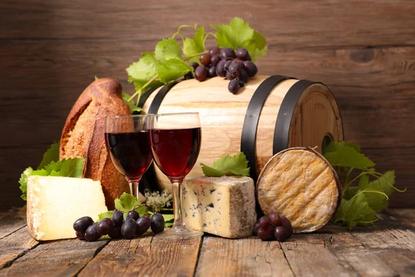 Red Wine Glasses Cheese Barrel Background — Stock Photo, Image