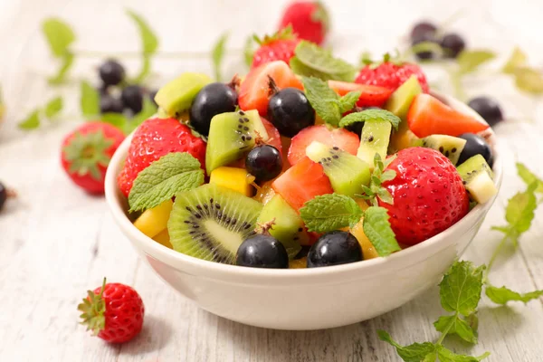 Tazón Ensalada Frutas Frescas Con Hojas Menta Sobre Fondo Madera —  Fotos de Stock