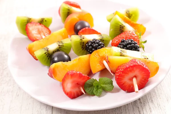 Färsk Frukt Dessert Vit Platta — Stockfoto