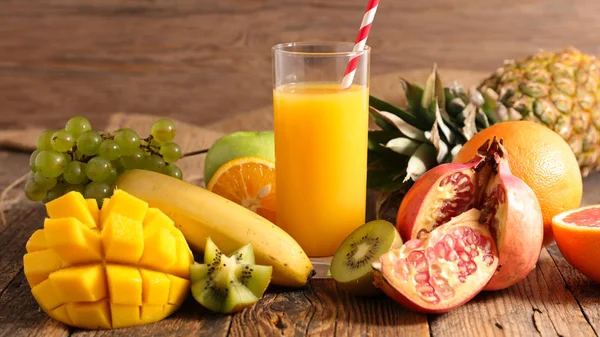 Succo Fresco Mucchio Diversi Frutti Esotici Sfondo Legno — Foto Stock