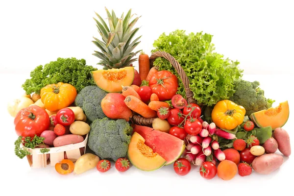 Beyaz arka plan üzerinde izole sebze ve meyve sepeti