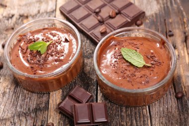 ahşap masa üzerine nane yaprakları ile süslenmiş lezzetli çikolata mousse