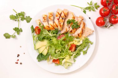 ızgara tavuk göğsü taze yeşil salata ile servis