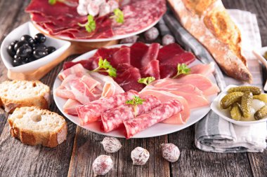  soğuk kesim plakalı Beyaz ahşap masa tabakta servis