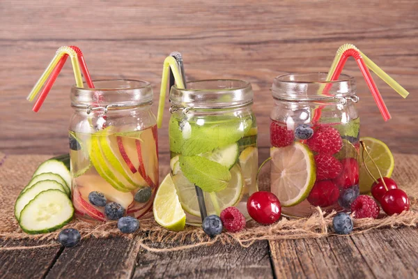 Garrafas Sortidas Suco Desintoxicação Com Bagas Frutas — Fotografia de Stock