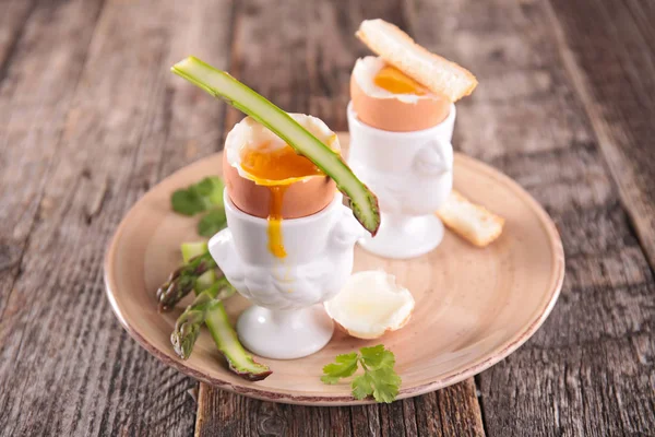 Μαλακό Βραστά Αυγά Που Σερβίρεται Σπαράγγια Στο Ξύλινο Τραπέζι — Φωτογραφία Αρχείου