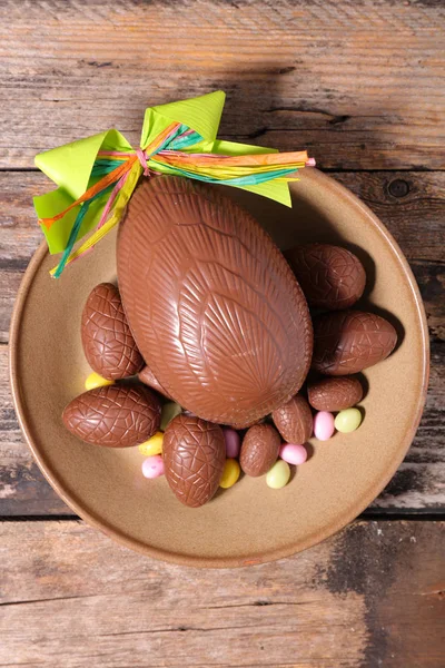 Vista Dall Alto Delle Uova Pasqua Cioccolato Sul Tavolo Legno — Foto Stock