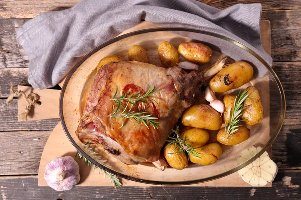 Carne Cordeiro Assada Com Batatas Servidas Prato Cerâmico — Fotografia de Stock