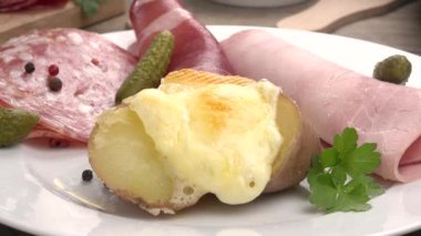 raclette peynir ve patates