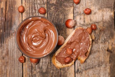 Ahşap yüzey üzerinde fındık ile çikolata forma ile tost