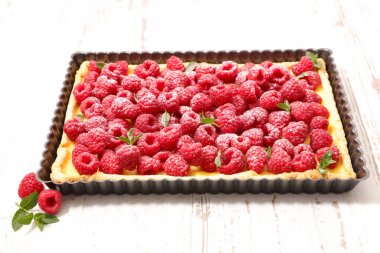 Nane ile ham ahududulu tart pasta-tavada bırakır
