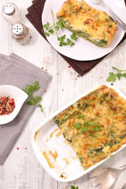 Ispanak ve maydanoz ile süslenmiş ricotta ile taze lazanya