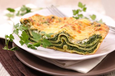 Ispanak ve maydanoz ile süslenmiş ricotta ile taze lazanya