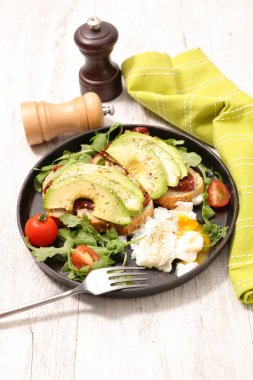 Avokado tost salata ve haşlanmış yumurta ile seramik plaka servis