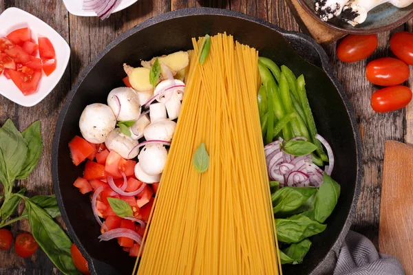 Ruwe Spaghetti Met Gesneden Groenten Pan — Stockfoto