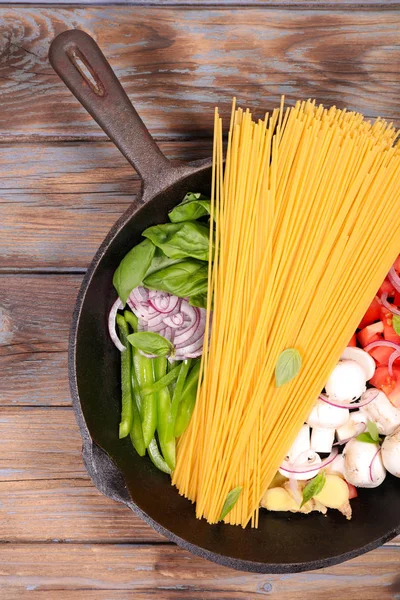 Rohe Spaghetti Mit Geschnittenem Gemüse Topf — Stockfoto