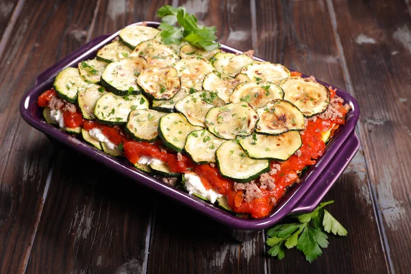 Gebackenes Gemüse Mit Sahne Auf Holztisch — Stockfoto