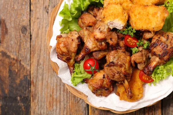 Pollo Fritto Servito Con Insalata Verde Fresca Sul Tavolo Legno — Foto Stock