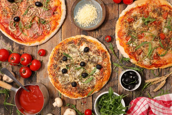 Vista Superior Três Tipos Pizza Ingredientes Mesa Madeira — Fotografia de Stock