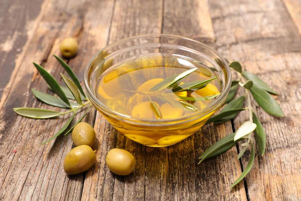 Huile Olive Dans Bol Verre Avec Des Olives Des Branches — Photo