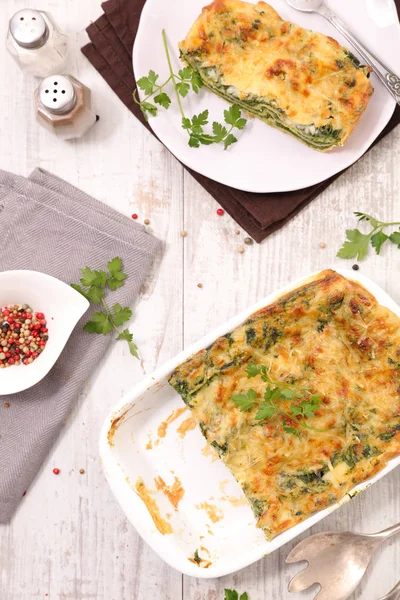 Lasanha Fresca Com Espinafre Ricota Decorada Com Salsa — Fotografia de Stock