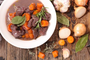 Sığır eti güveç havuç ve biberiye ile Üstten Görünüm 