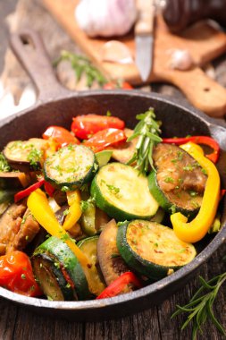 Rosemary ile ızgara sebze dolu kase