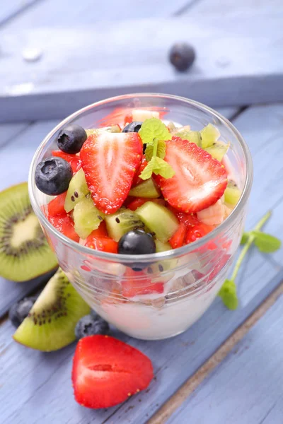 Greek Yogurt Fresh Berries Kiwi — Stock Photo, Image