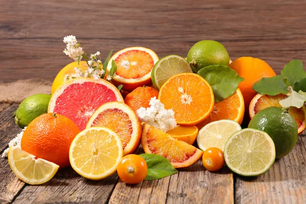 木製の背景に柑橘系フルーツの盛り合わせ — ストック写真