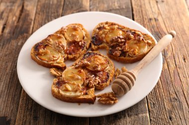 keçi peynirli tost ekmeği ceviz ve bal beyaz tabakta servis