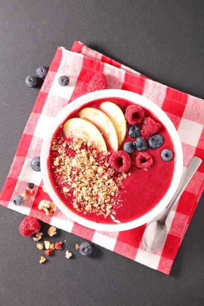 Tazón Batido Con Bayas Frescas Rodajas Manzana Granola —  Fotos de Stock