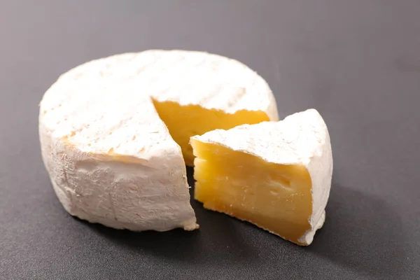 Verse Kaas Van Camembert Grijze Achtergrond — Stockfoto