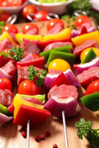 Rohe Spieße Mit Rindfleisch Kirschtomaten Und Paprika Auf Hölzernem Schneidebrett — Stockfoto