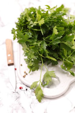 taze maydanoz demet ışık arka plan üzerinde