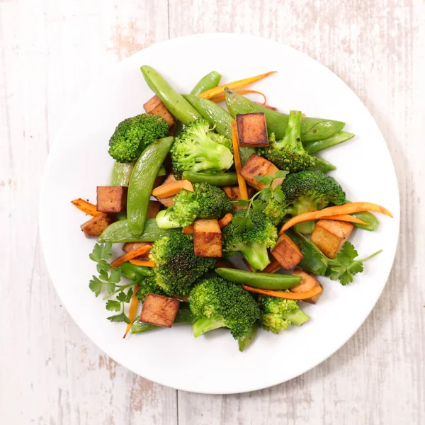揚げ豆腐 ブロッコリーと青いテーブルの上の緑色の豆のサラダ — ストック写真