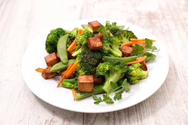 Ensalada Con Tofu Frito Brócoli Judías Verdes Sobre Mesa Azul — Foto de Stock