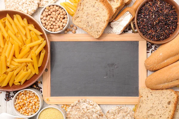 黑板和食物顶部视图 — 图库照片
