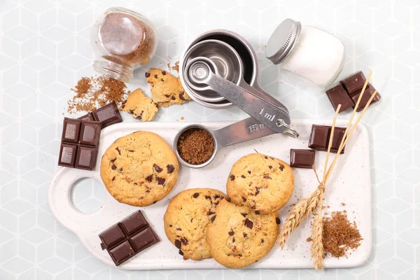 巧克力曲奇饼和配料顶级视图 — 图库照片