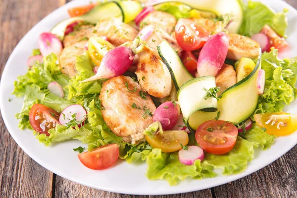 Plantaardige Salade Met Gegrilde Kip — Stockfoto