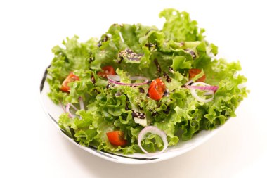 Taze yeşil salata beyaz arkaplanda izole