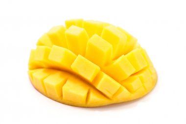 Beyaz arka plan üzerinde izole Dilimlenmiş mango