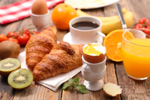 Desayuno Con Huevo Cocido Croissants Café Frutas Frescas Mesa Madera —  Fotos de Stock
