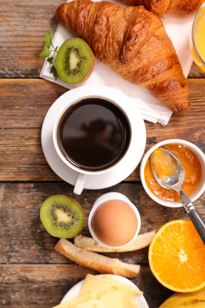 Petit Déjeuner Avec Œufs Coque Croissants Café Fruits Frais Sur — Photo