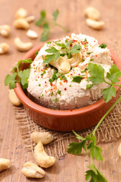 Queso Vegano Con Anacardo Servido Tazón Barro Con Hierbas Especias — Foto de Stock