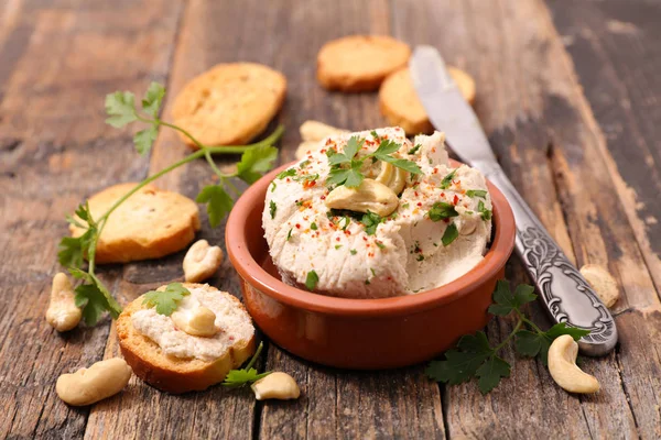 Queso Vegano Con Anacardo Servido Tazón Barro Con Hierbas Especias — Foto de Stock