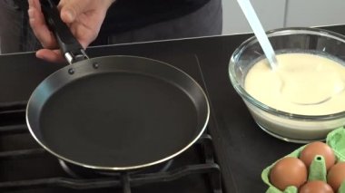 Modern mutfak üzerinde krep yapma adam