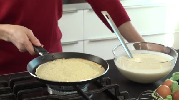 Man Die Pannenkoeken Moderne Keuken — Stockvideo
