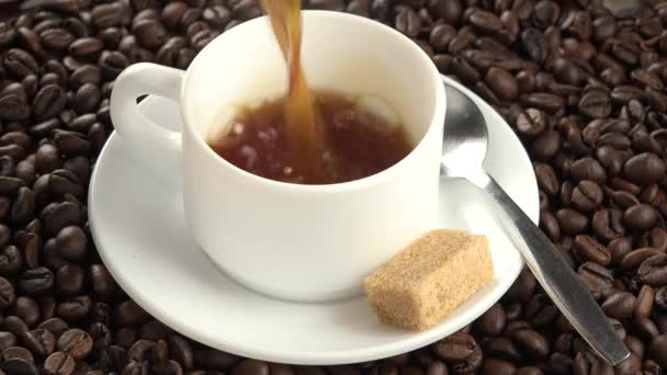 Kaffee Gießen Weißer Tasse Auf Kaffeesamen Hintergrund — Stockvideo